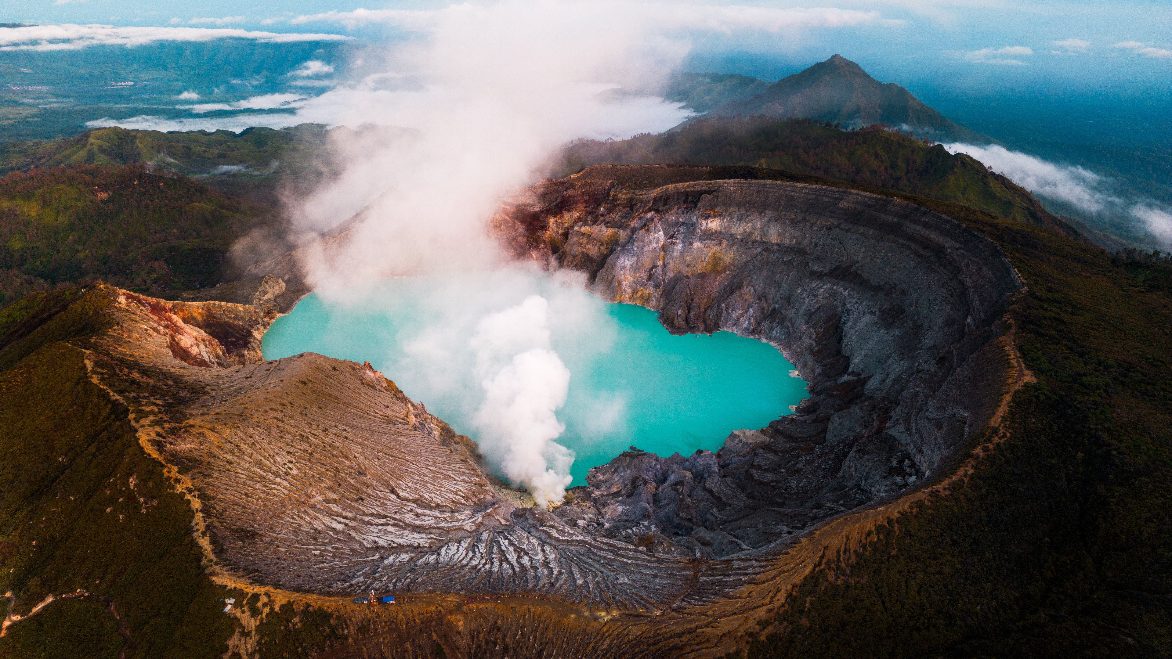 AdobeStock_731039979_Volcan Ijen, Java, Indonesia (1)